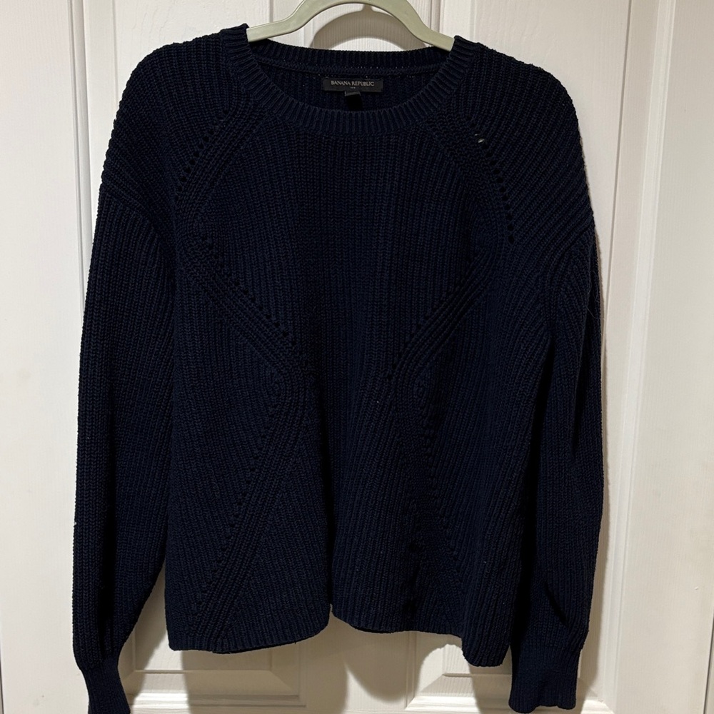 Banana Republic Dark Blue Crew Neck Sweater. Women’s XS. GUC.
